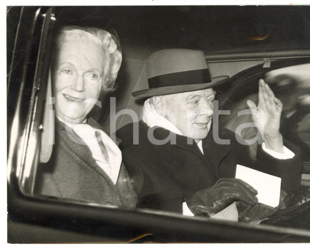 1958 LONDON Sir Winston CHURCHILL and his wife waving to the crowd *Photo 20x15 Fotografia d'epoca, con didascalia coeva al verso.  CONDIZIONI: FAIR (piccole piegature ai margini) CONDIZIONI: 20x15 cm    originale e autentica 1