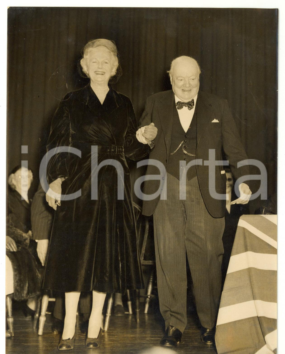 1954 LONDON - WOODFORD County High School For Girls - Sir Winston CHURCHILL Fotografia d'epoca, con didascalia coeva al verso.  CONDIZIONI: FAIR (alone diffuso; piccola sovraimpressione) CONDIZIONI: 15x20 cm    originale e autentica 1