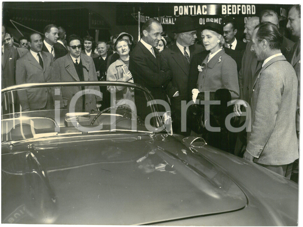 1956 TORINO Salone dell'Automobile - Ambasciatrice Clare BOOTHE LUCE in visita Fotografia d'epoca, con didascalia coeva al verso.  CONDIZIONI: FAIR (ondulazione al margine destro) CONDIZIONI: 24x18 cm    originale e autentica 1