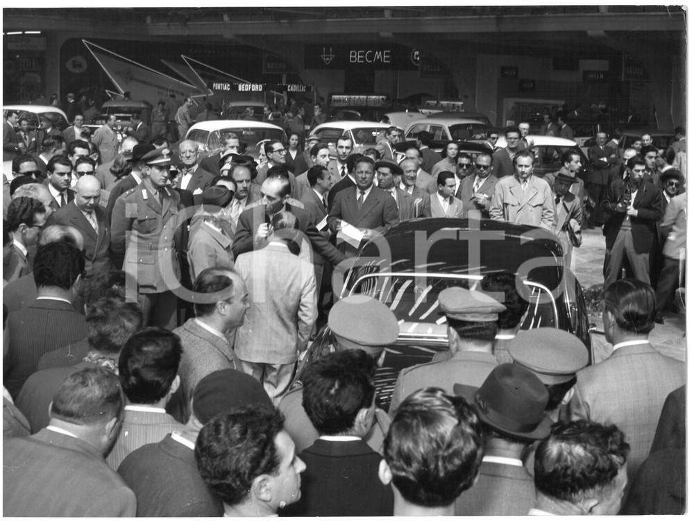 1956 TORINO Salone dell'Automobile - Clare BOOTHE LUCE in visita ufficiale *Foto Fotografia d'epoca, con didascalia coeva al verso.  CONDIZIONI: G (ma strappo millimetrico al margine destro) CONDIZIONI: 24x18 cm    originale e autentica 1