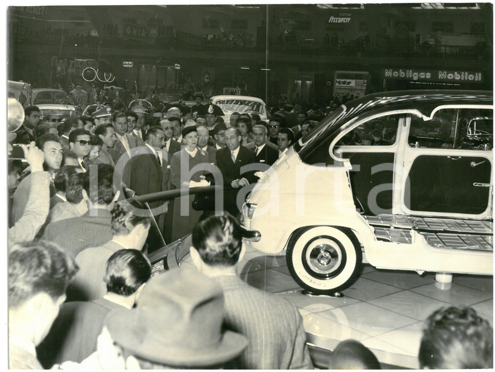 1956 TORINO Salone dell'Automobile - Clare BOOTHE LUCE ammira auto FIAT *Foto