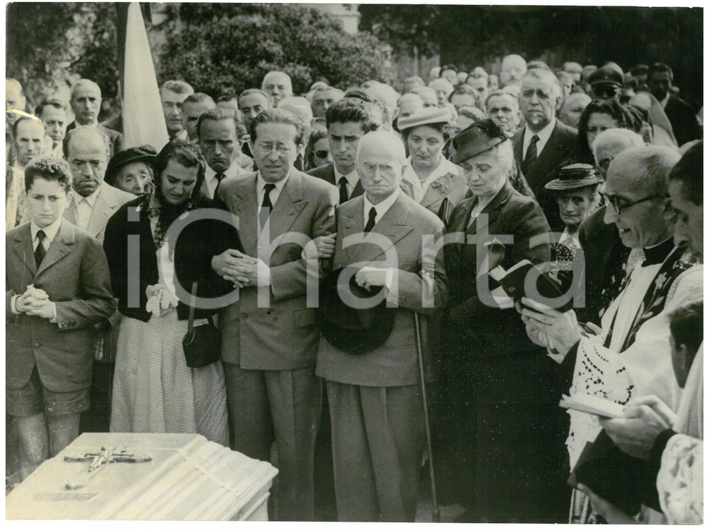 1953 DOGLIANI Funerali Costanzo EINAUDI - Luigi EINAUDI con la moglie Ida *Foto Fotografia d'epoca, con didascalia coeva al verso.  CONDIZIONI: POOR (strappo al margine destro; piegature agli angoli; sovraimpressione al centro) CONDIZIONI: 24x18 cm    originale e autentica 1