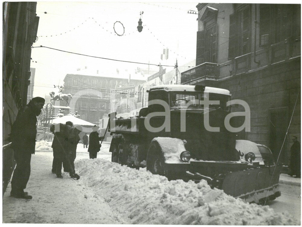 Febbraio 1956 TORINO Eccezionale nevicata - Operazioni di spalatura *Foto 24x18
