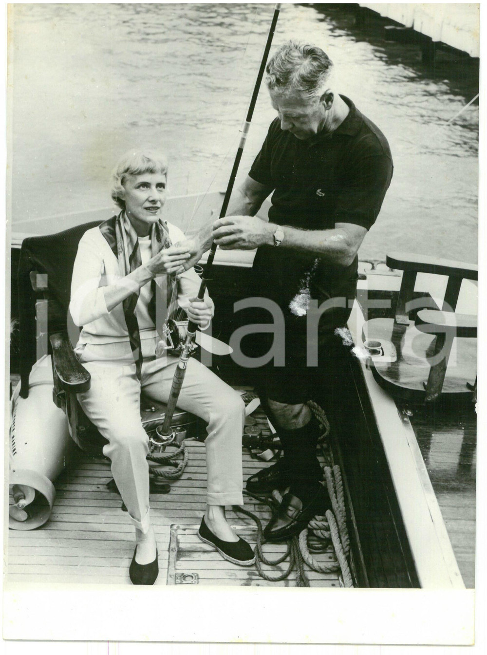 1957 BERMUDA Boat WALLY III - Clare BOOTHE LUCE fishing with Roy TAYLOR *Photo Fotografia d'epoca, con didascalia coeva al verso.  CONDIZIONI: FAIR (lieve ondulazione al margine superiore) FORMATO: 15x20 cm    originale e autentica 1