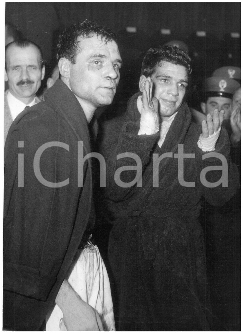 1955 MILANO - PUGILATO Vittoria di Duilio LOI contro Guy GRACIA *Foto 13x18 Fotografia d'epoca, con didascalia coeva al verso.  CONDIZIONI: FAIR (sovraimpressione lungo il margine sinistro; piccola piegatura all'angolo inferiore destro) FORMATO: 13x18 cm    originale e autentica 1