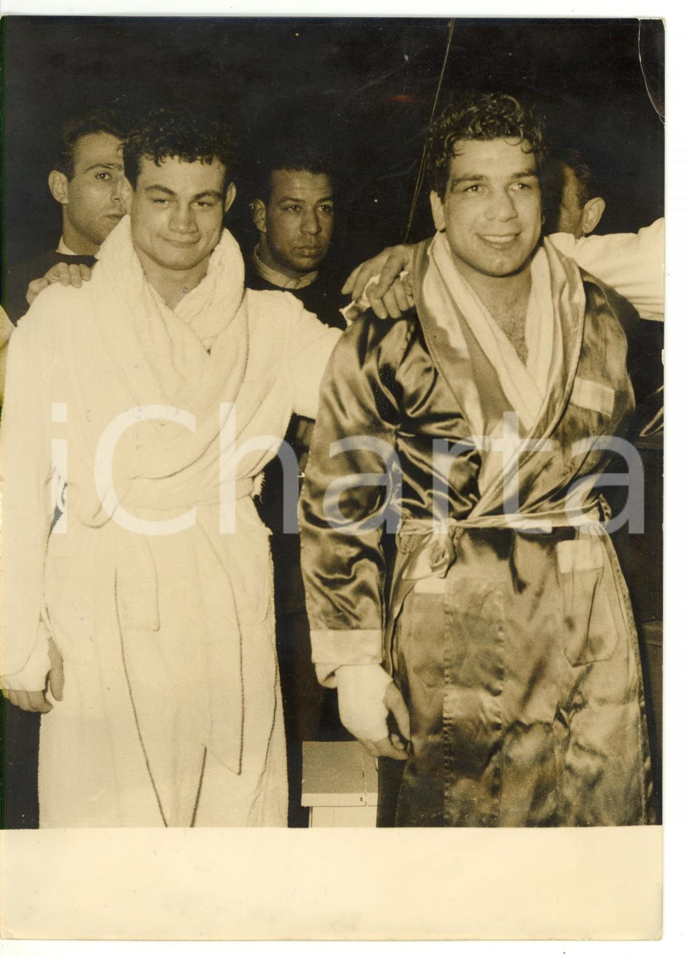 1956 PARIS - PUGILATO Duilio LOI dopo la vittoria contro Felix CHIOCCA *Foto Fotografia d'epoca, con didascalia coeva al verso.  CONDIZIONI: FAIR (alone diffuso; piccola piegatura all'angolo superiore destro) FORMATO: 13x18 cm    originale e autentica 1