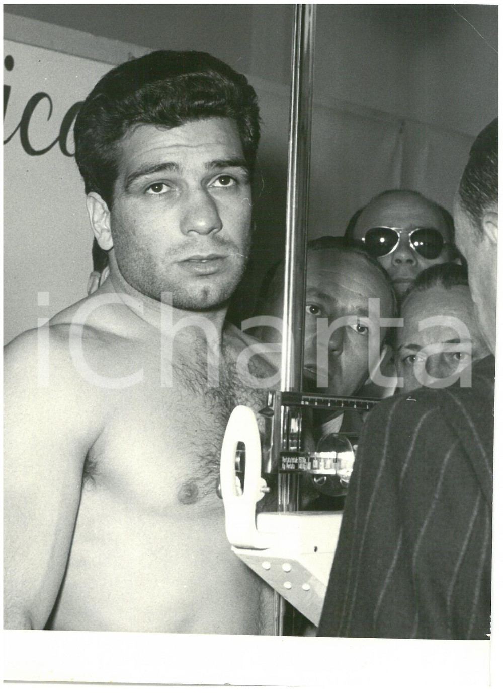 12 maggio 1956 MILANO Duilio LOI alla bilancia prima dell'incontro *Foto 13x18 Fotografia d'epoca, con didascalia coeva al verso.  CONDIZIONI: G (ma piccola piegatura all'angolo superiore destro) FORMATO: 13x18 cm    originale e autentica 1