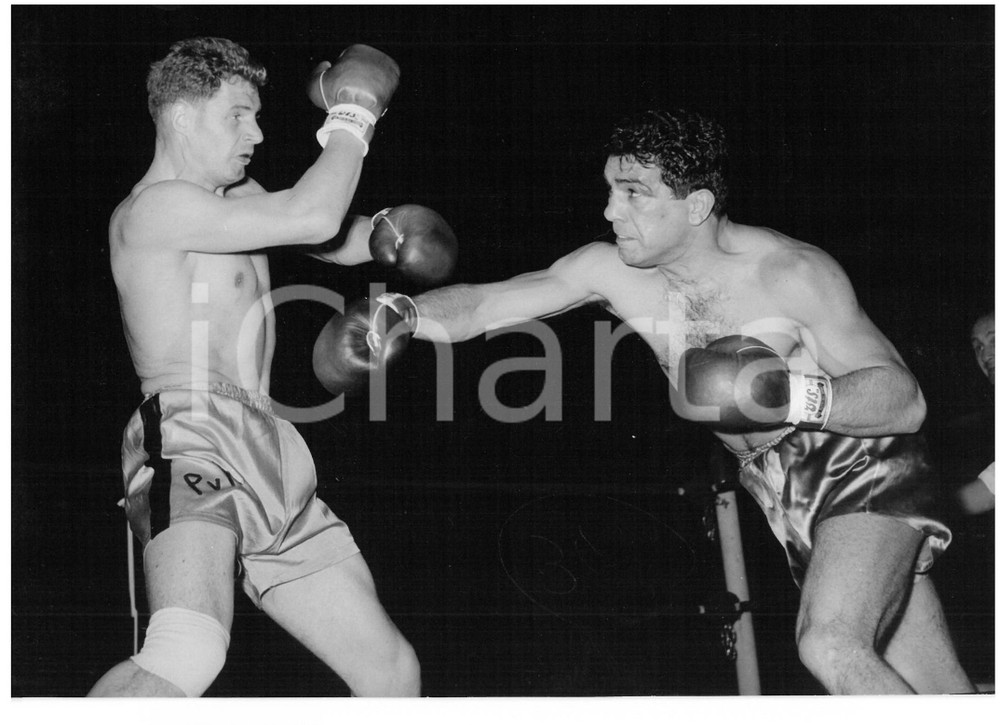 1957 MILANO - PUGILATO Una fase del match tra Duilio LOI e Piet VAN KLAVEREN