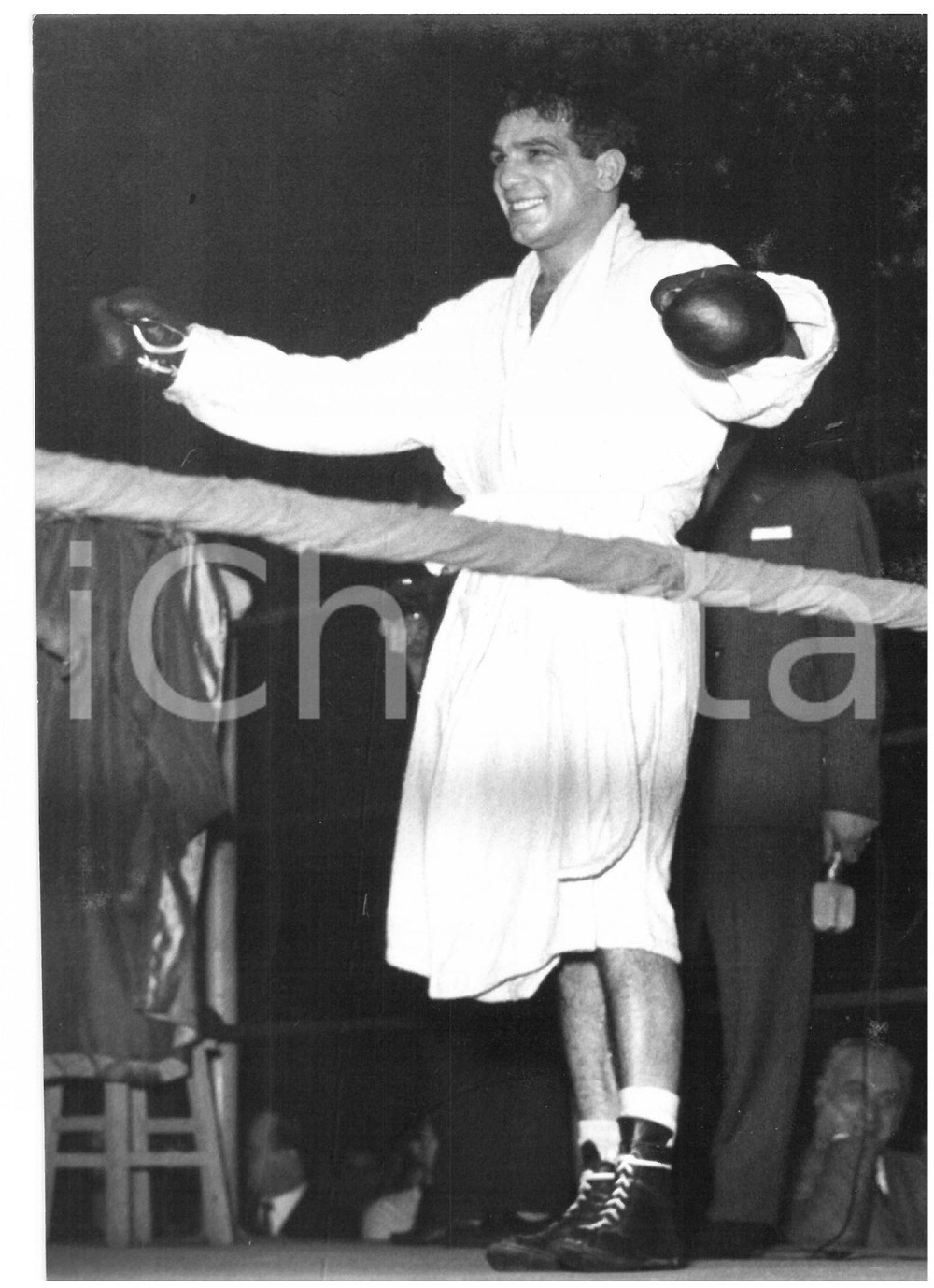 1956 MILANO - PUGILATO Vittoria di Duilio LOI contro Jose HERNANDEZ *Foto Fotografia d'epoca, con didascalia coeva al verso.  CONDIZIONI: G (ma sovraimpressione lungo il margine sinistro) FORMATO: 18x13 cm    originale e autentica 1