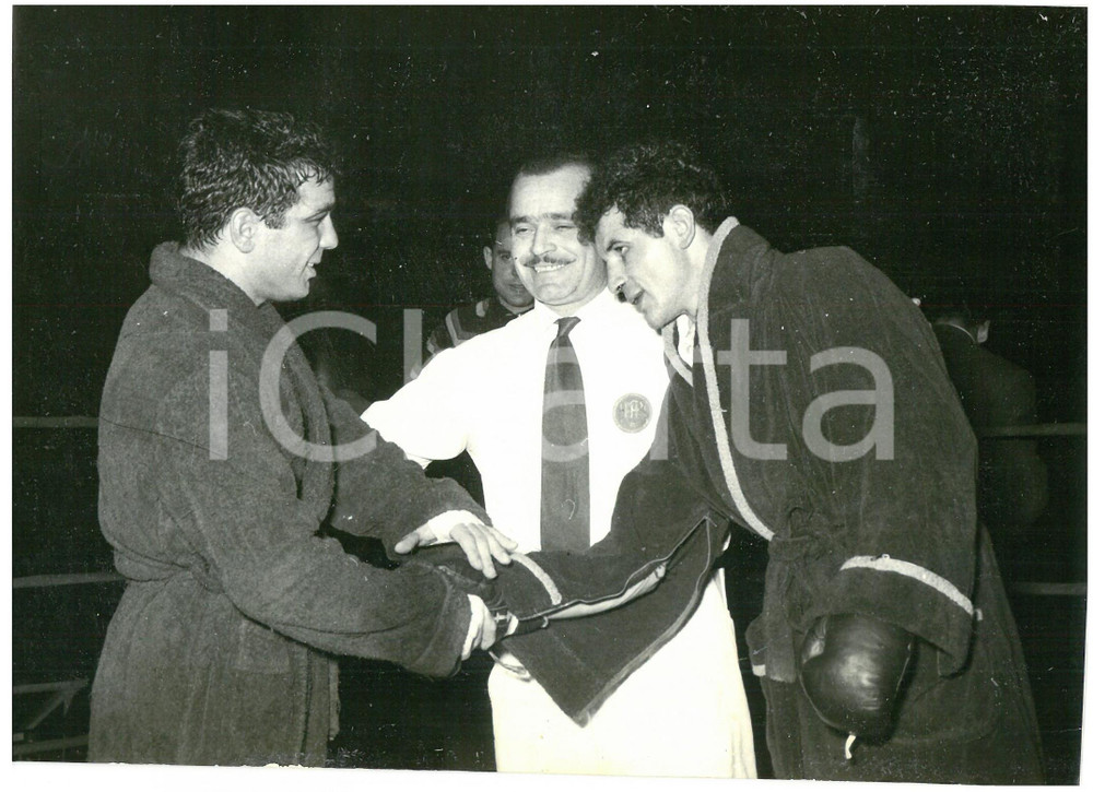 1958 TORINO - PUGILATO Duilio LOI stringe la mano a Conny RUDHOF *Foto 18x13 Fotografia d'epoca, con didascalia coeva al verso.  CONDIZIONI: G FORMATO: 18x13 cm    originale e autentica 1