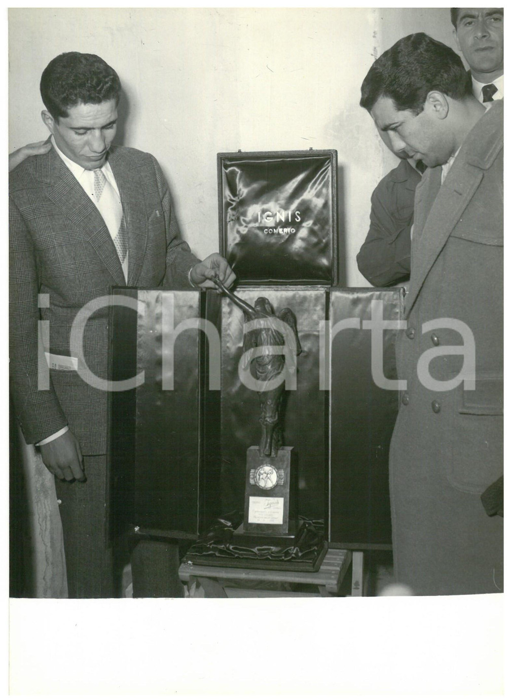 1955 MILANO Duilio LOI e Seraphin FERRER con il trofeo IGNIS *Foto 13x18 cm