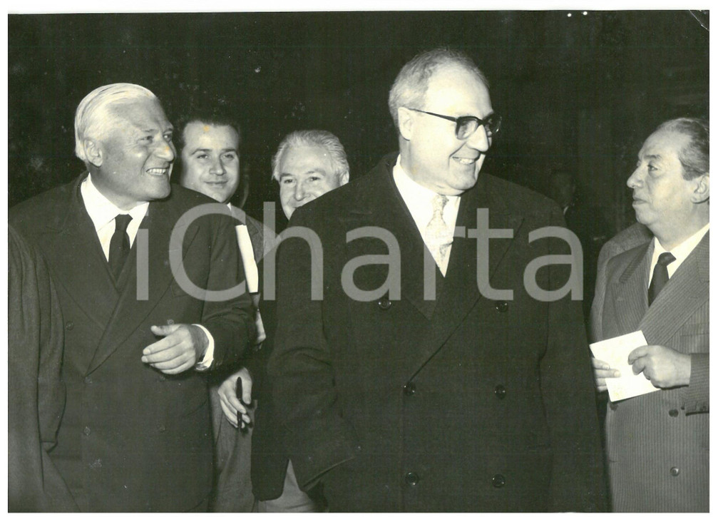 1959 ROMA Montecitorio - Giuseppe SARAGAT e Paolo ROSSI *Foto 18x13 cm Fotografia d'epoca, con didascalia coeva al verso.  CONDIZIONI: FAIR (lievi macchie; piccola piegatura all'angolo superiore destro) FORMATO: 18x13 cm    originale e autentica 1