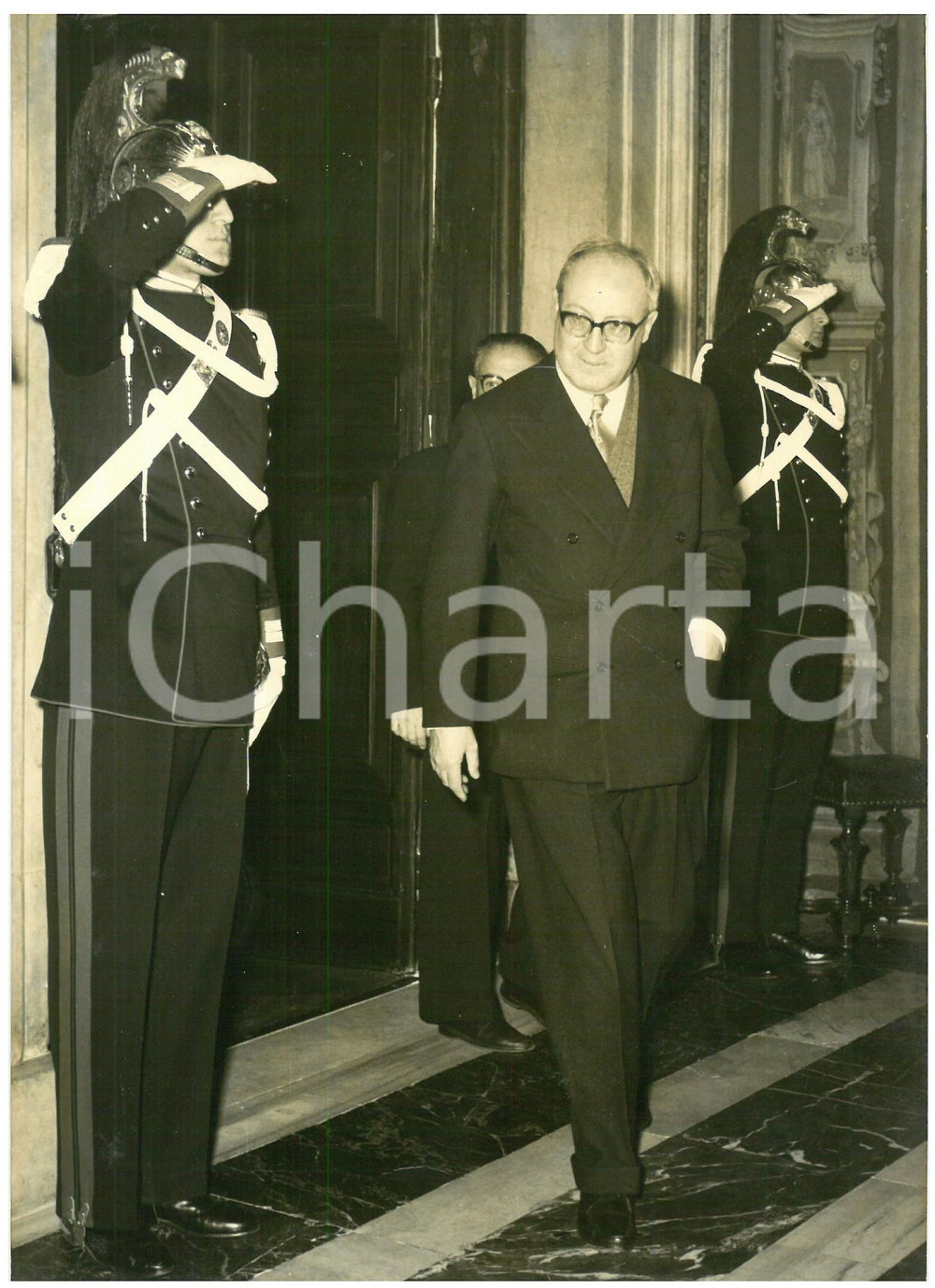 1957 ROMA Quirinale - Arrivo di Giuseppe SARAGAT - Foto 13x18 cm Fotografia d'epoca, con didascalia coeva al verso.  CONDIZIONI: G (ma piccole piegature sparse; lieve alone ) FORMATO: 13x18 cm    originale e autentica 1