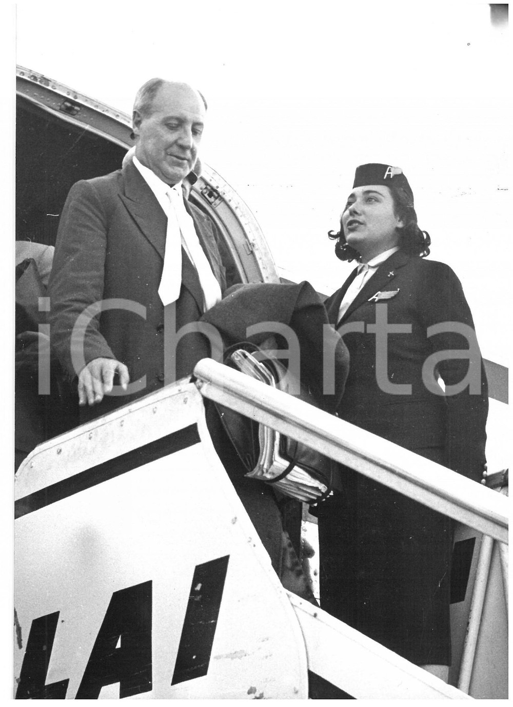 1957 ROMA - LAI Giuseppe SARAGAT al ritorno dagli USA *Foto 13x18 cm Fotografia d'epoca, con didascalia coeva al verso.  CONDIZIONI: G (ma minima piegatura al margine inferiore. La macchia all'angolo superiore destro &egrave; un difetto di stampa) FORMATO: 13x18 cm    originale e autentica 1