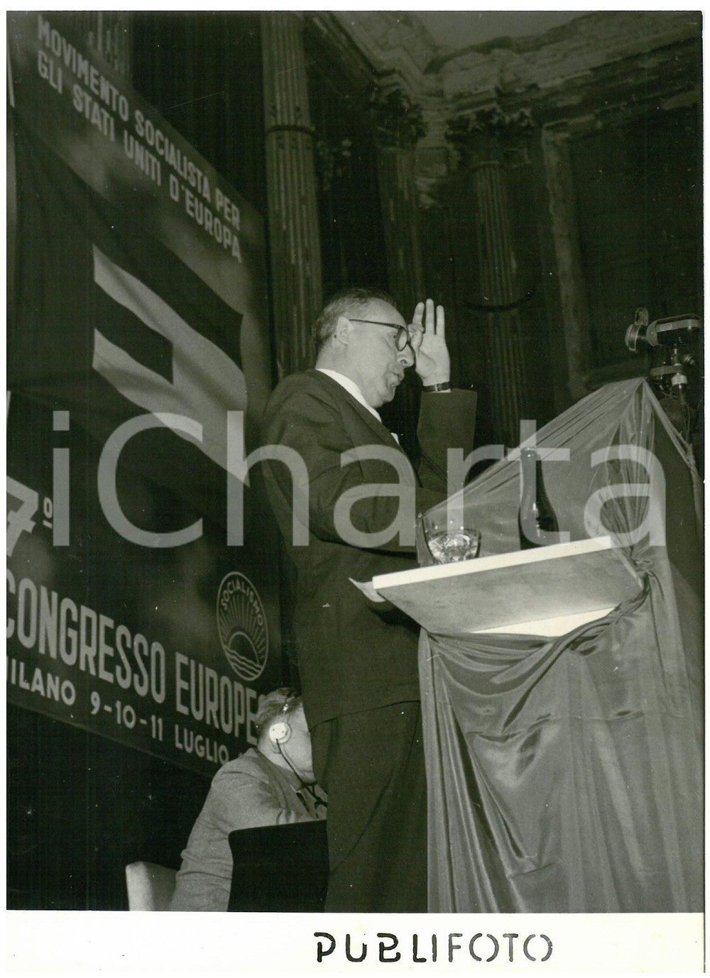 1954 MILANO VII Congresso Socialista Europeo - Giuseppe SARAGAT *Foto 13x18 cm Fotografia d'epoca, con didascalia coeva al verso.  CONDIZIONI: G (ma lieve ondulazione all'angolo superiore destro) FORMATO: 13x18 cm    originale e autentica 1