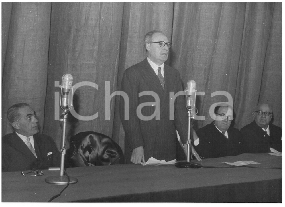 1954 PALERMO Congresso della Stampa - Discorso di Giuseppe SARAGAT *Foto 18x13 Fotografia d'epoca, con didascalia coeva al verso.  CONDIZIONI: FAIR (bassa qualit&agrave; di stampa; lieve sovraimpressione) FORMATO: 18x13 cm    originale e autentica 1