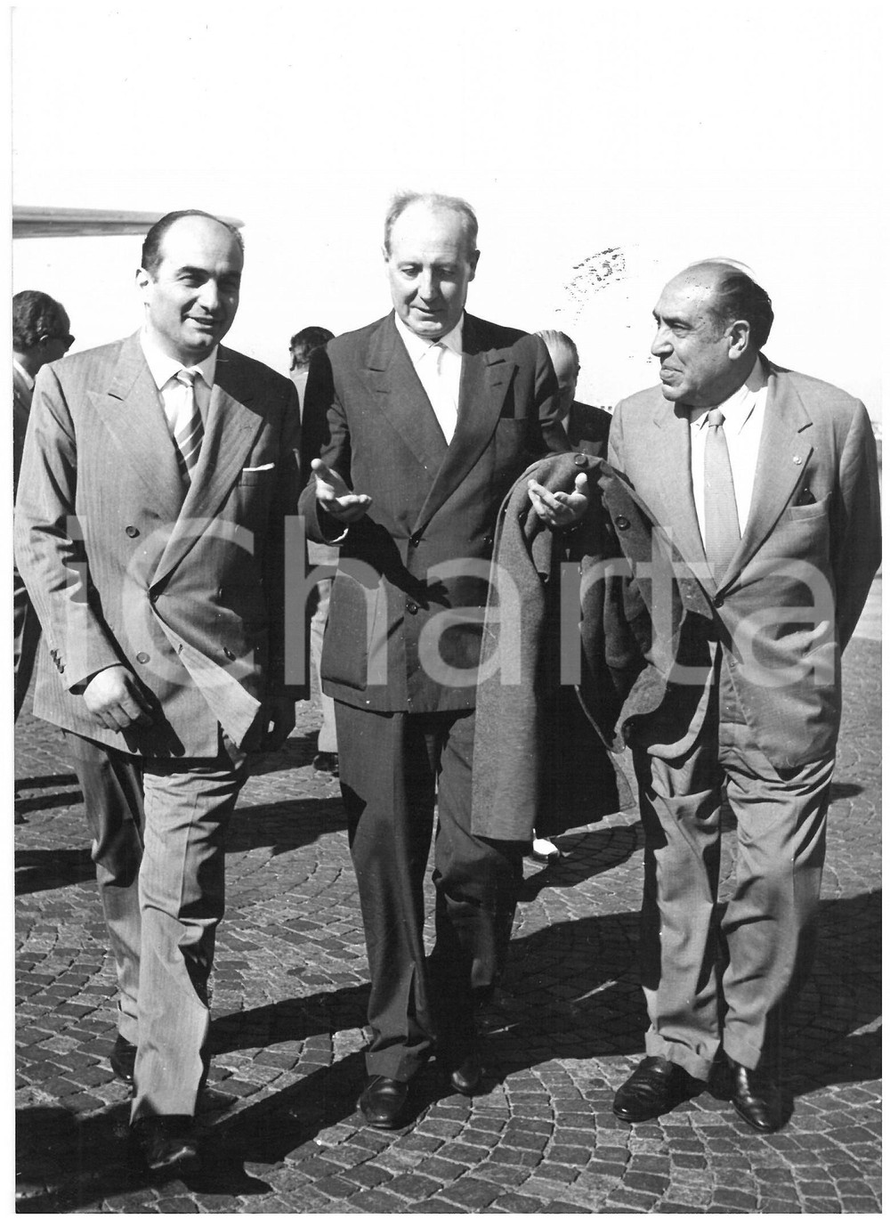 1957 ROMA Ciampino - Giuseppe SARAGAT al ritorno dagli USA *Foto 13x18 cm Fotografia d'epoca, con didascalia coeva al verso.  CONDIZIONI: G (ma piccola traccia di inchiostro) FORMATO: 13x18 cm    originale e autentica 1