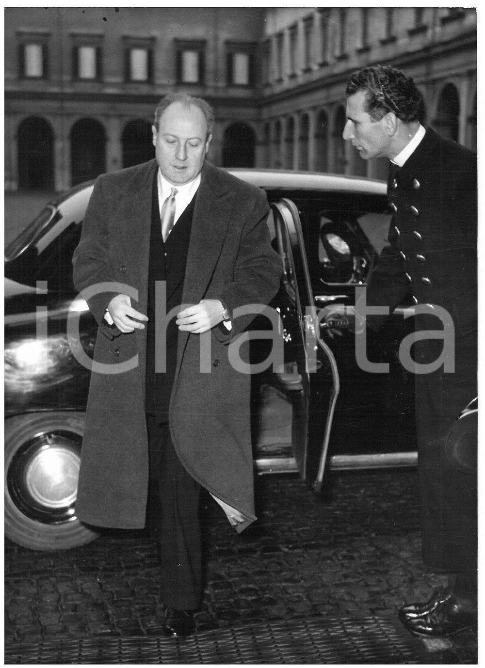 1954 ROMA Consultazioni al Quirinale - Arrivo di Giuseppe SARAGAT *Foto 13x18 cm Fotografia d'epoca, con didascalia coeva al verso.  CONDIZIONI: G (ma sovraimpressione al centro) FORMATO: 13x18 cm    originale e autentica 1