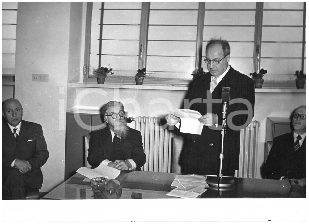 1956 TORINO Istituto Dinamometrico - Giuseppe SARAGAT all''inaugurazione *Foto Fotografia d'epoca, con didascalia coeva al verso.  CONDIZIONI: G (ma lievi sovraimpressioni) FORMATO: 18x13 cm    originale e autentica 1