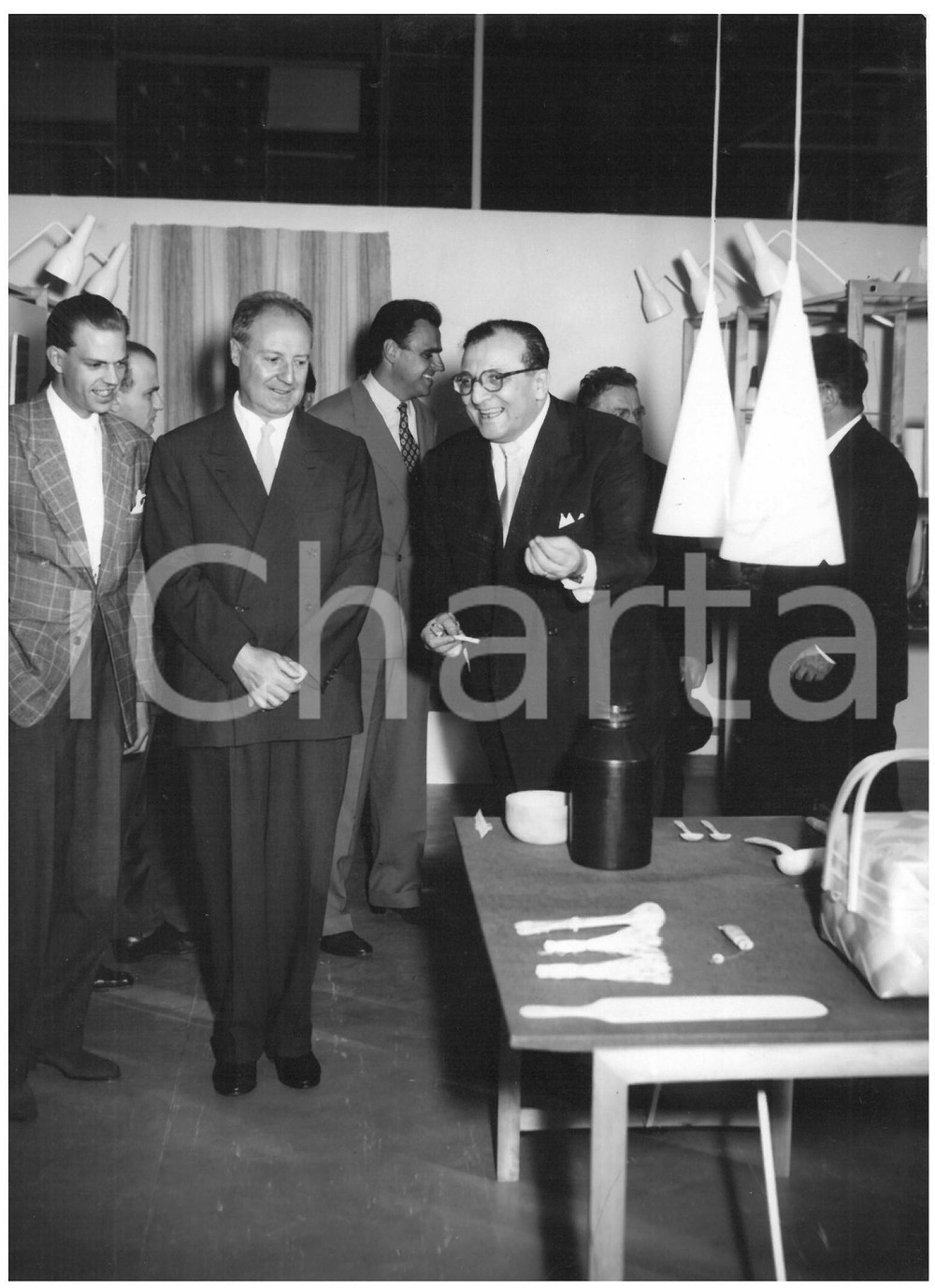1954 MILANO X Triennale - Giuseppe SARAGAT durante la visita inaugurale *Foto Fotografia d'epoca, con didascalia coeva al verso.  CONDIZIONI: FAIR (lieve ondulazione verticale; sovraimpressione al margine superiore) FORMATO: 13x18 cm    originale e autentica 1