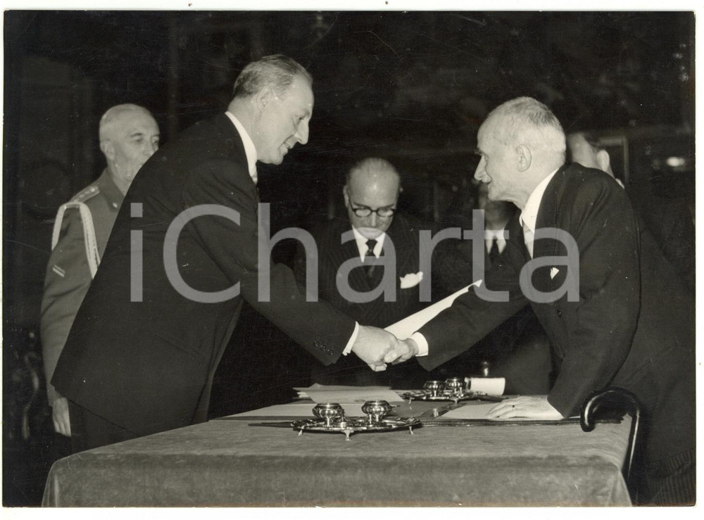 1954 ROMA Giuseppe SARAGAT giura nelle mani di Luigi EINAUDI *Foto 18x13 cm Fotografia d'epoca, con didascalia coeva al verso.  CONDIZIONI: G (ma lieve ondulazione e sovraimpressione al margine superiore) FORMATO: 18x13 cm    originale e autentica 1