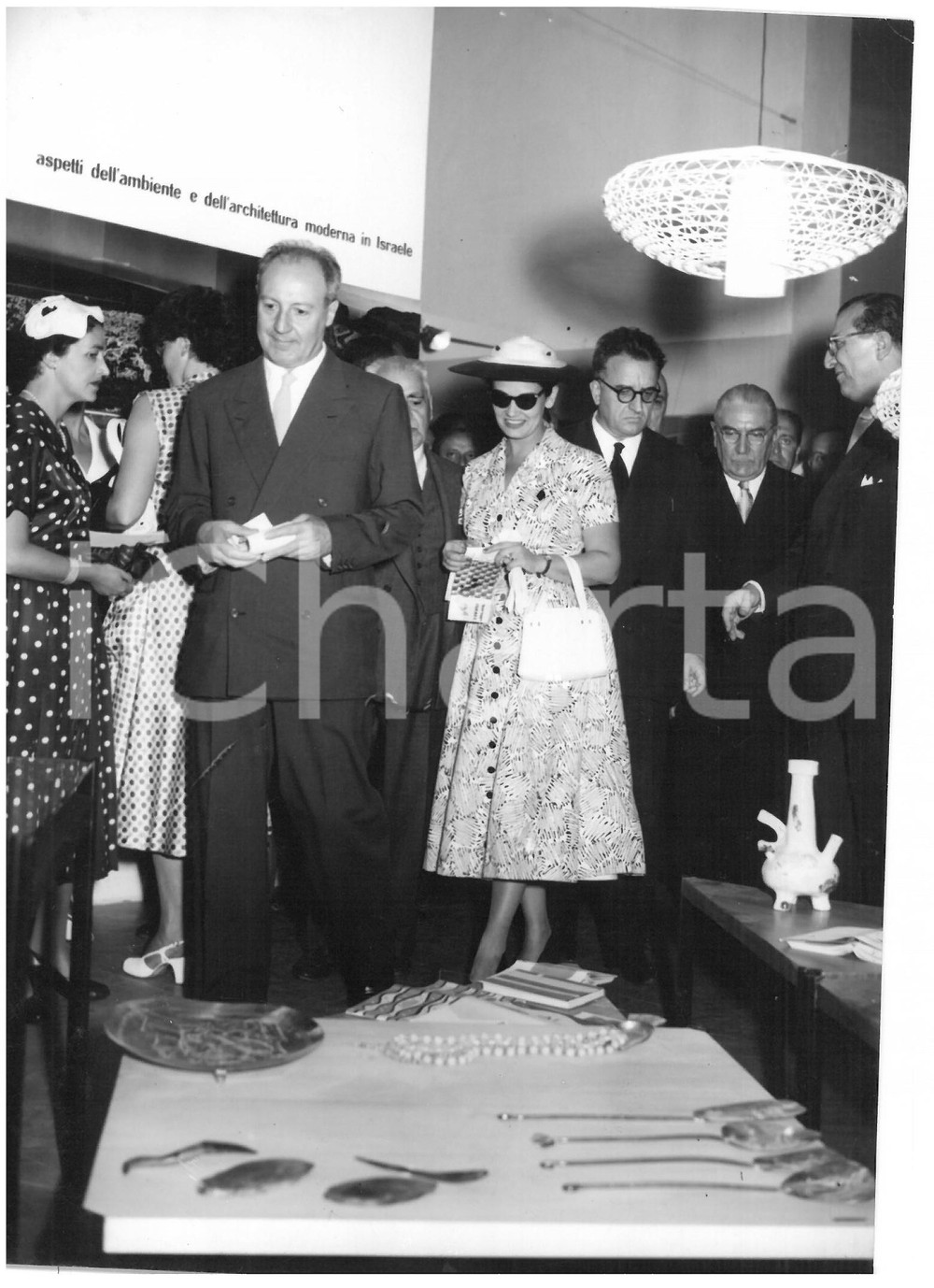 1954 MILANO X Triennale - Giuseppe SARAGAT durante la visita inaugurale - Foto Fotografia d'epoca, con didascalia coeva al verso.  CONDIZIONI: G (ma piccola piegatura al centro) FORMATO: 13x18 cm    originale e autentica 1