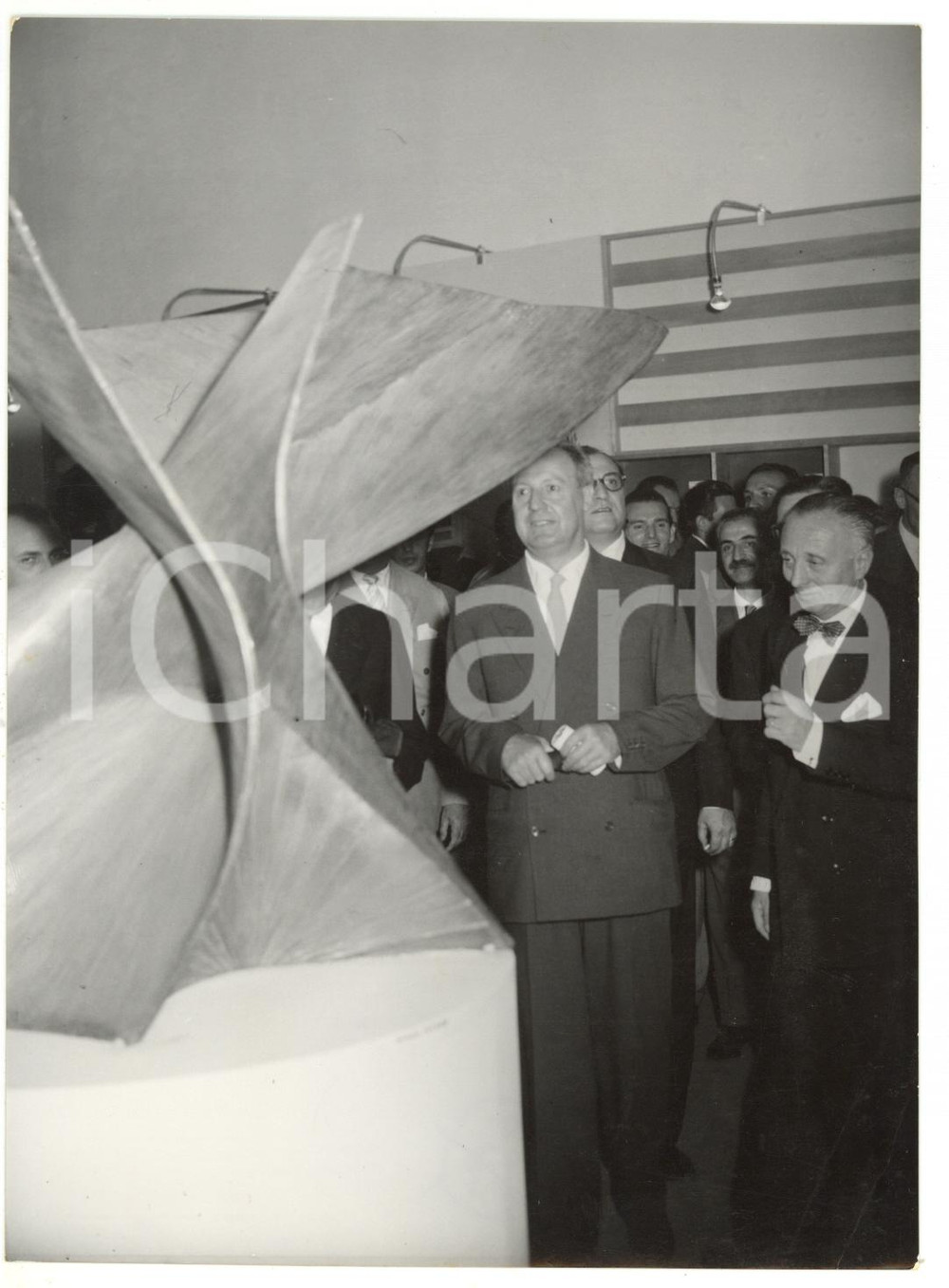 1954 MILANO X Triennale - Giuseppe SARAGAT durante la visita inaugurale *13x18 Fotografia d'epoca, con didascalia coeva al verso.  CONDIZIONI: G (ma piccola piegatura al margine sinistro) FORMATO: 13x18 cm    originale e autentica 1