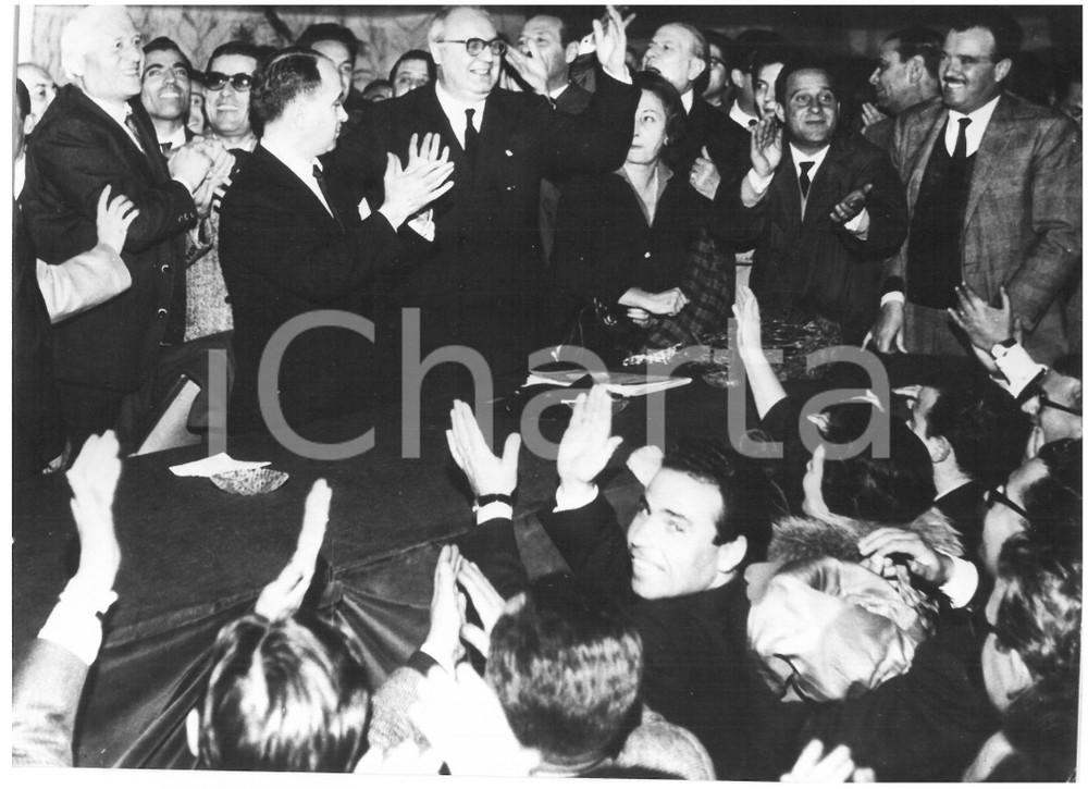 1962 ROMA Congresso PSDI - Giuseppe SARAGAT acclamato dalla folla *Foto 18x13 Fotografia d'epoca, con didascalia coeva al verso.  CONDIZIONI: G FORMATO: 18x13 cm    originale e autentica 1