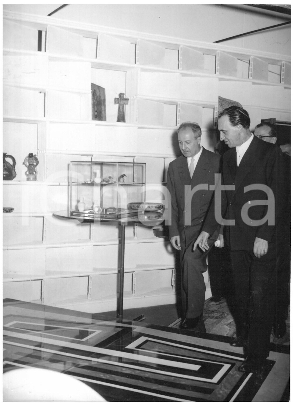 1954 MILANO X Triennale - Giuseppe SARAGAT in visita ufficiale *Foto 13x18 cm Fotografia d'epoca, con didascalia coeva al verso.  CONDIZIONI: G (ma sovraimpressione lungo il margine sinistro) FORMATO: 13x18 cm    originale e autentica 1