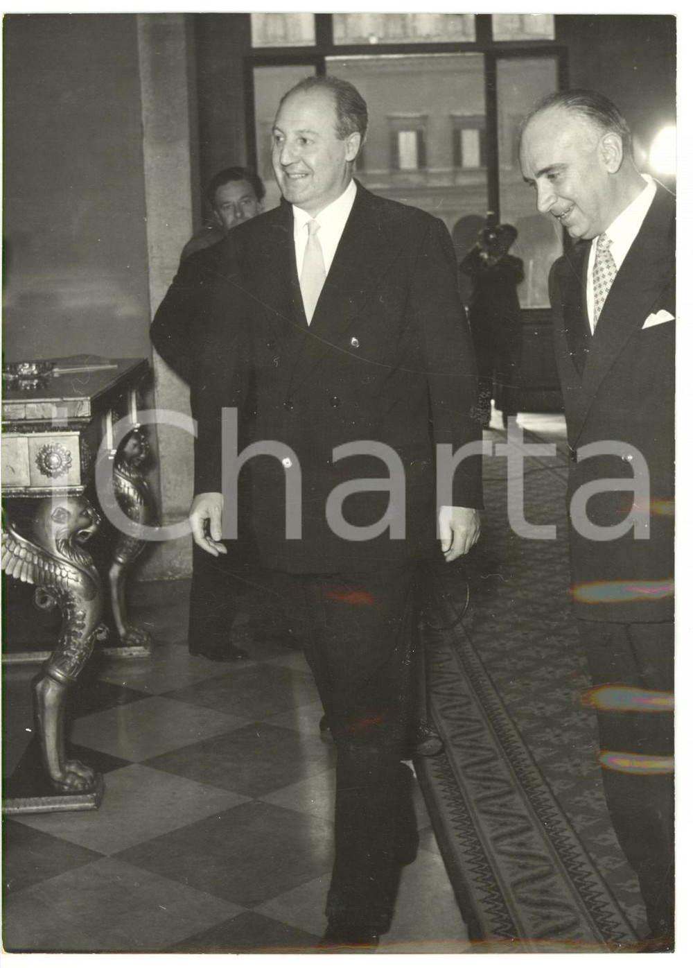 1953 ROMA Consultazioni al Quirinale - Arrivo di Giuseppe SARAGAT - Foto Fotografia d'epoca, con didascalia coeva al verso.  CONDIZIONI: FAIR (ondulazione al margine destro) FORMATO: 13x18 cm    originale e autentica 1