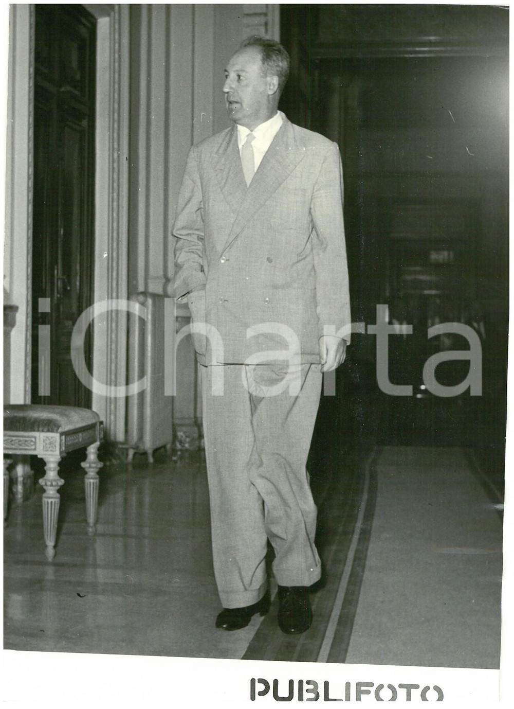 1953 ROMA Consultazioni al Quirinale - Arrivo di Giuseppe SARAGAT - Fotografia Fotografia d'epoca, con didascalia coeva al verso.  CONDIZIONI: FAIR (ondulazione al margine destro) FORMATO: 13x18 cm    originale e autentica 1