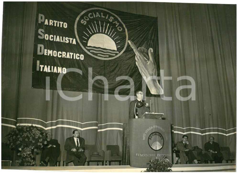 1955 ca TORINO Cinema LUX - PSDI Discorso di Giuseppe SARAGAT *Foto 18x13 cm Fotografia d'epoca, con didascalia coeva al verso.  CONDIZIONI: G (ma lieve alone diffuso e sovraimpressione al margine superiore) FORMATO: 18x13 cm    originale e autentica 1