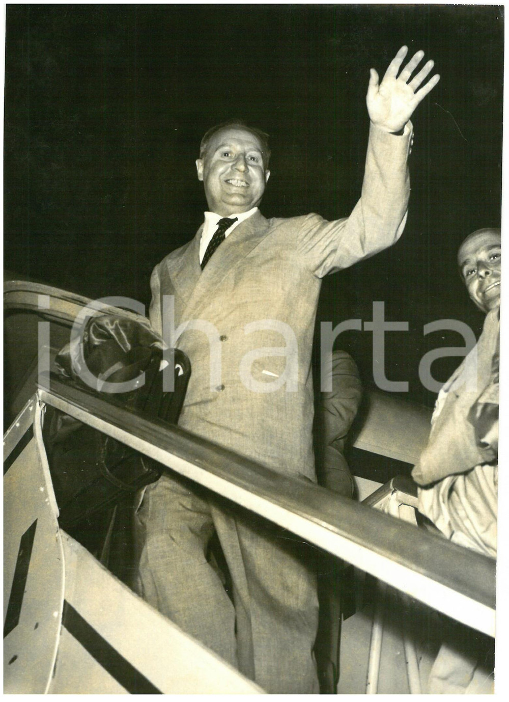 1957 ROMA Aeroporto Ciampino - Giuseppe SARAGAT in partenza per gli STATI UNITI Fotografia d'epoca, con didascalia coeva al verso.  CONDIZIONI: G (ma lieve alone diffuso) FORMATO: 13x18 cm    originale e autentica 1