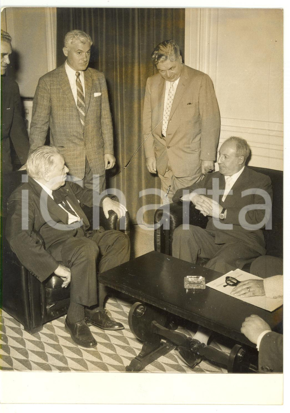 1956 ROMA Il sindacalista Luigi ANTONINI a colloquio con Giuseppe SARAGAT *Foto Fotografia d'epoca, con didascalia coeva al verso.  CONDIZIONI: FAIR (aloni) FORMATO: 13x18 cm    originale e autentica 1