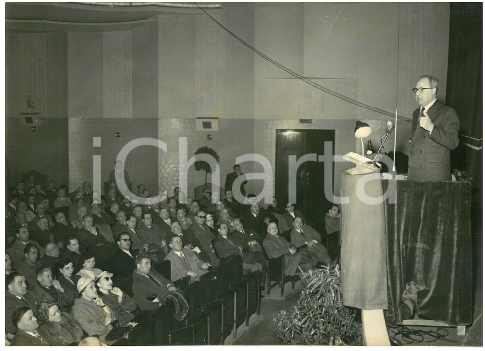 1955 ca TORINO Cinema LUX - Discorso di Giuseppe SARAGAT *Fotografia 18x13 Fotografia d'epoca, con didascalia coeva al verso.  CONDIZIONI: G (ma lievi aloni; sovraimpressione al margine superiore) FORMATO: 18x13 cm    originale e autentica 1