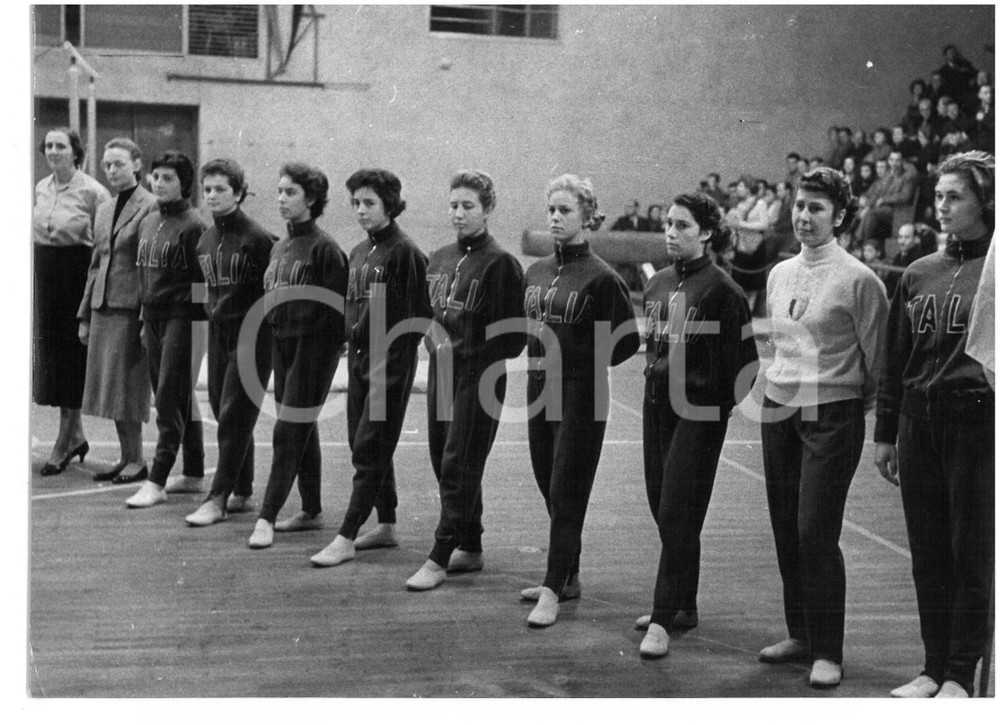 1955 ca UNGHERIA - Torneo ginnastica UNGHERIA-ITALIA - La squadra italiana *Foto Fotografia d'epoca, con didascalia coeva al verso.  CONDIZIONI: FAIR (bassa qualit&agrave; di stampa) FORMATO: 18x13 cm    originale e autentica 1