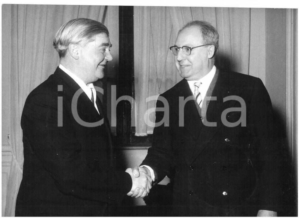 1957 ROMA - Leader PSDI Giuseppe SARAGAT con Aneurin BEVAN *Foto 18x13 cm Fotografia d'epoca, con didascalia coeva al verso.  CONDIZIONI: G (ma lievi aloni; piccola piegatura al margine destro) FORMATO: 18x13 cm    originale e autentica 1