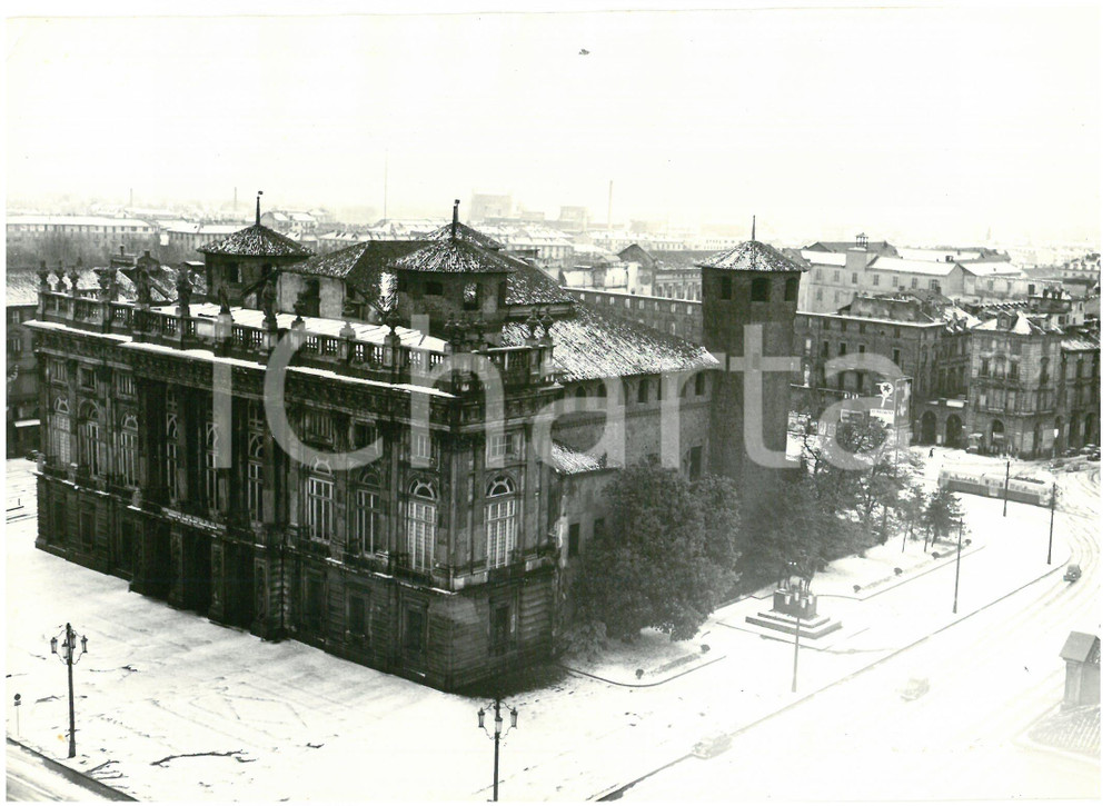 1954 TORINO Palazzo Madama e Casaforte degli Acaja imbiancato dalla neve *Foto Fotografia d'epoca, con didascalia coeva al verso.  CONDIZIONI: G (ma lieve ondulazione al margine superiore) FORMATO: 18x13 cm    originale e autentica 1
