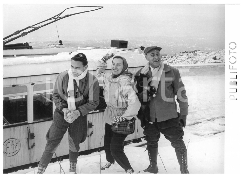 1954 NAPOLI Vesuvio - Famiglia gioca a palle di neve *Fotografia 18x13 cm Fotografia d'epoca, con didascalia coeva al verso.  CONDIZIONI: G FORMATO: 18x13 cm    originale e autentica 1