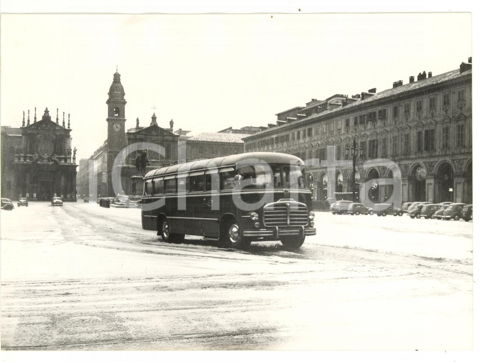 1954 TORINO Eccezionale nevicata - Autobus attraversa piazza San Carlo *Foto Fotografia d'epoca, con didascalia coeva al verso.  CONDIZIONI: G (ma lieve ondulazione al margine superiore; didascalia al verso danneggiata) FORMATO: 18x13 cm    originale e autentica 1
