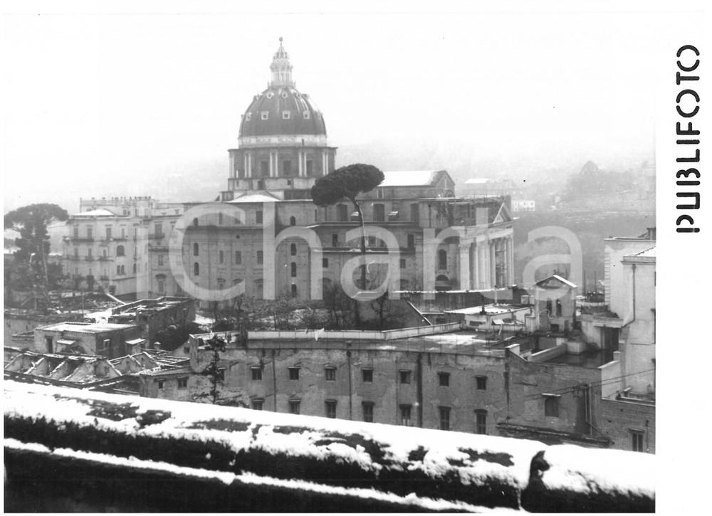 1956 NAPOLI Basilica dell'Incoronata - Eccezionale nevicata *Foto 18x13 cm Fotografia d'epoca, con didascalia coeva al verso.  CONDIZIONI: G FORMATO: 18x13 cm    originale e autentica 1