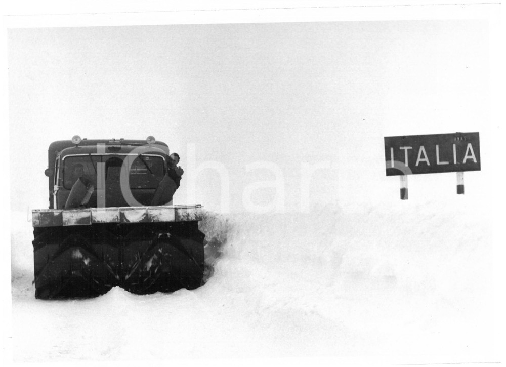 1958 VALICO DEL PICCOLO SAN BERNARDO Spazzaneve in azione *Foto 18x13 cm Fotografia d'epoca, con didascalia coeva al verso.  CONDIZIONI: G FORMATO: 18x13 cm    originale e autentica 1