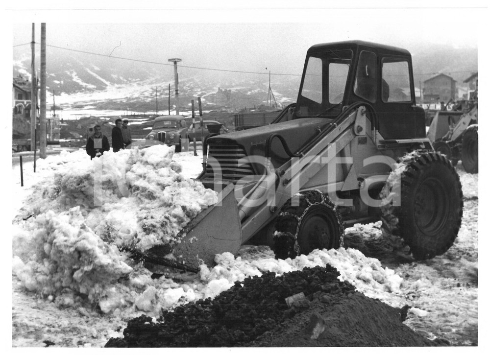 1958 VALICO DEL PICCOLO SAN BERNARDO Spazzaneve in azione - Foto 18x13 cm Fotografia d'epoca, con didascalia coeva al verso.  CONDIZIONI: G FORMATO: 18x13 cm    originale e autentica 1