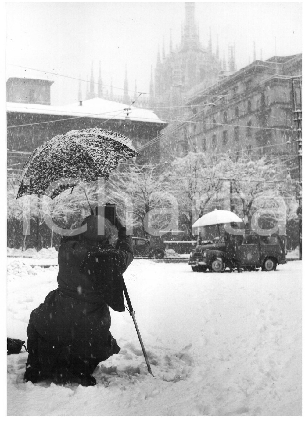 1954 MILANO Fotografo al lavoro sotto la neve - Scorcio del Duomo *Foto 13x18 Fotografia d'epoca, con didascalia coeva al verso.  CONDIZIONI: G (ma lieve ondulazione al margine sinistro) FORMATO: 13x18 cm    originale e autentica 1