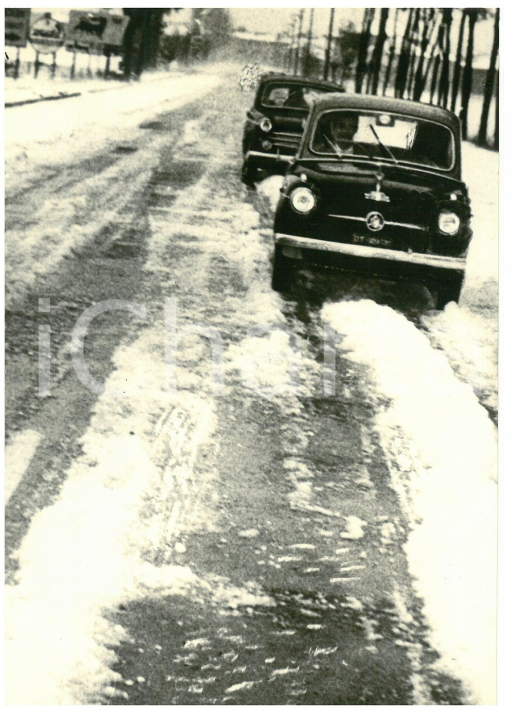 1956 TORINO Auto percorrono una strada innevata di periferia *Foto 13x18 cm Fotografia d'epoca, con didascalia coeva al verso.  CONDIZIONI: FAIR (bassa qualit&agrave; di stampa; lievi sovraimpressioni) FORMATO: 13x18 cm    originale e autentica 1