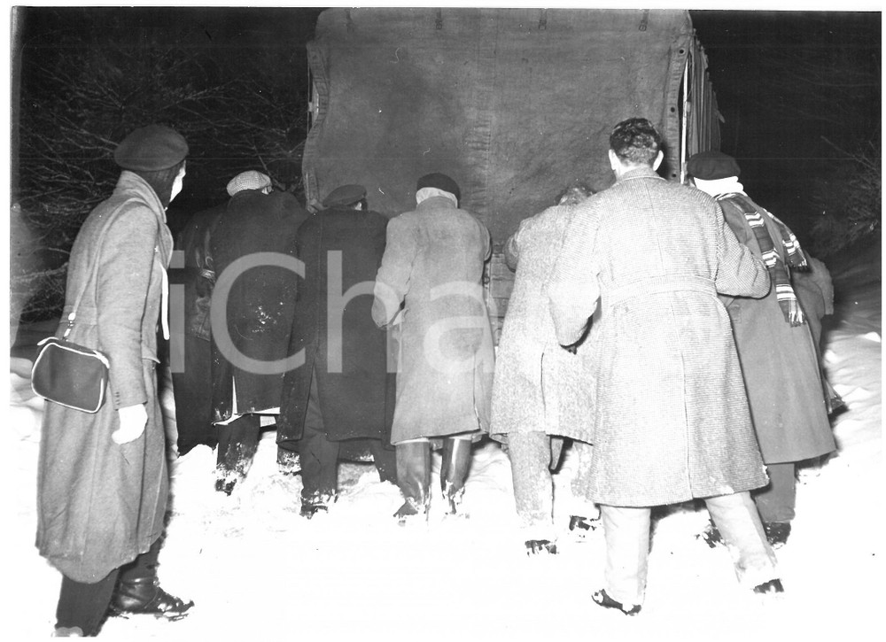 1956 ROCCA PRIORA (ROMA) Soccorsi CRI bloccati dalla neve *Foto 18x13 cm Fotografia d'epoca, con didascalia coeva al verso.  CONDIZIONI: G FORMATO: 18x13 cm    originale e autentica 1