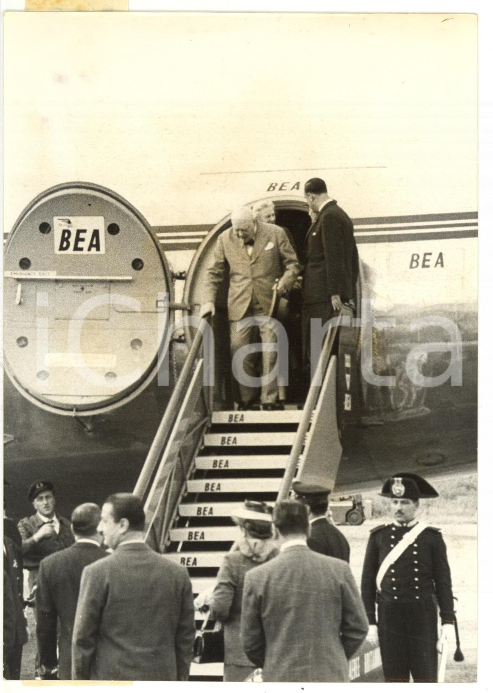 1955 CATANIA Fontanarossa - Arrivo di Winston CHURCHILL su volo BEA *Foto 13x18 Fotografia d'epoca, con didascalia coeva al verso.  CONDIZIONI: POOR (bassa qualit&agrave; di stampa; aloni) FORMATO: 13x18 cm    originale e autentica 1