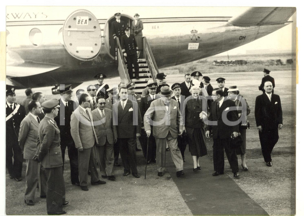 1955 CATANIA Fontanarossa - Arrivo di Winston CHURCHILL su volo BEA - Foto 18x13 Fotografia d'epoca, con didascalia coeva al verso.  CONDIZIONI: G FORMATO: 18x13 cm    originale e autentica 1