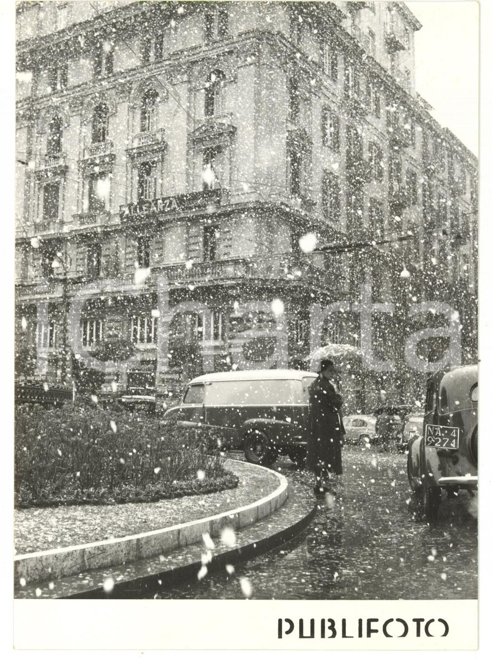 1956 NAPOLI Piazza Giovanni Bovio - Eccezionale nevicata *Foto 13x18 cm Fotografia d'epoca, con didascalia coeva al verso.  CONDIZIONI: G FORMATO: 13x18 cm    originale e autentica 1