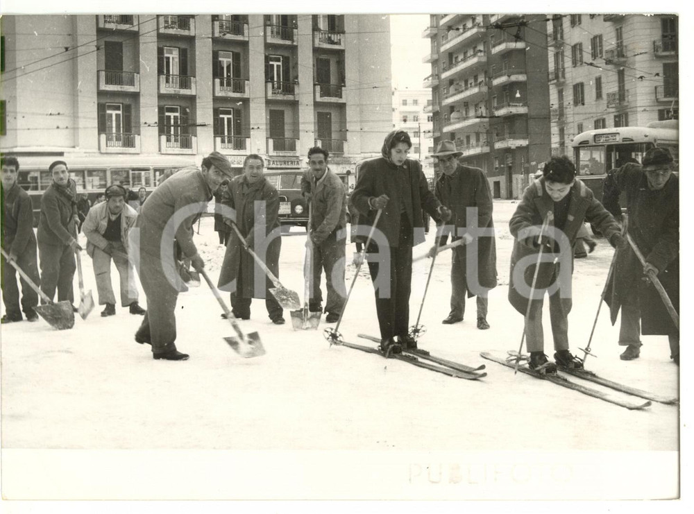 1956 NAPOLI eccezionale nevicata - Sciatori in Piazza Vanvitelli *Foto 18x13 Fotografia d'epoca, con didascalia coeva al verso.  CONDIZIONI: G FORMATO: 18x13 cm    originale e autentica 1